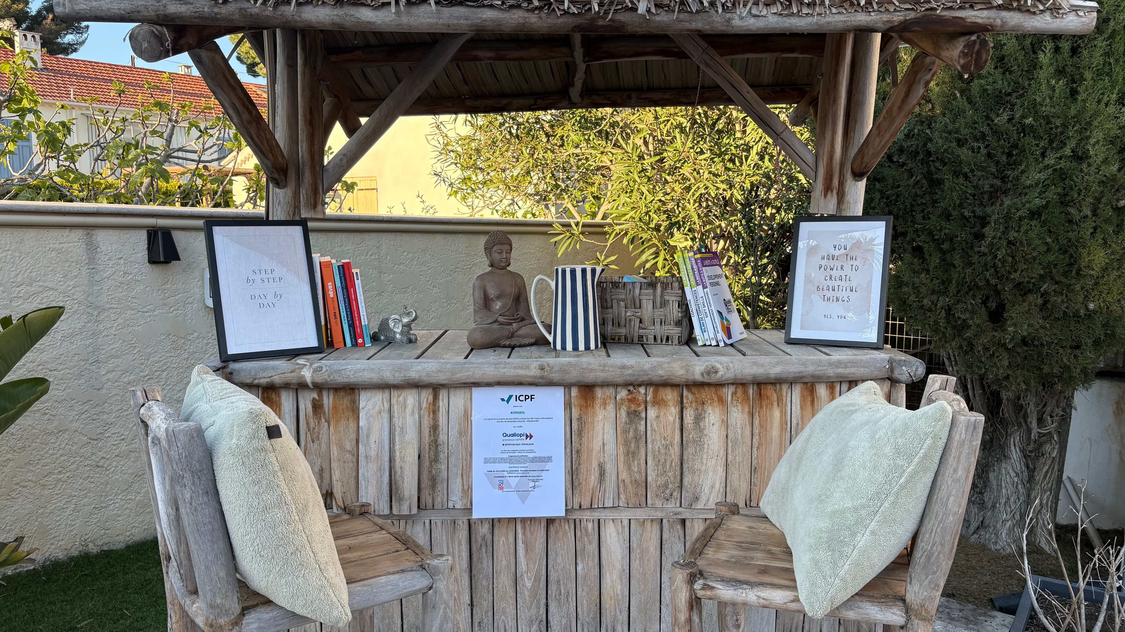 Bar en bois avec ressources pédagogiques et livres