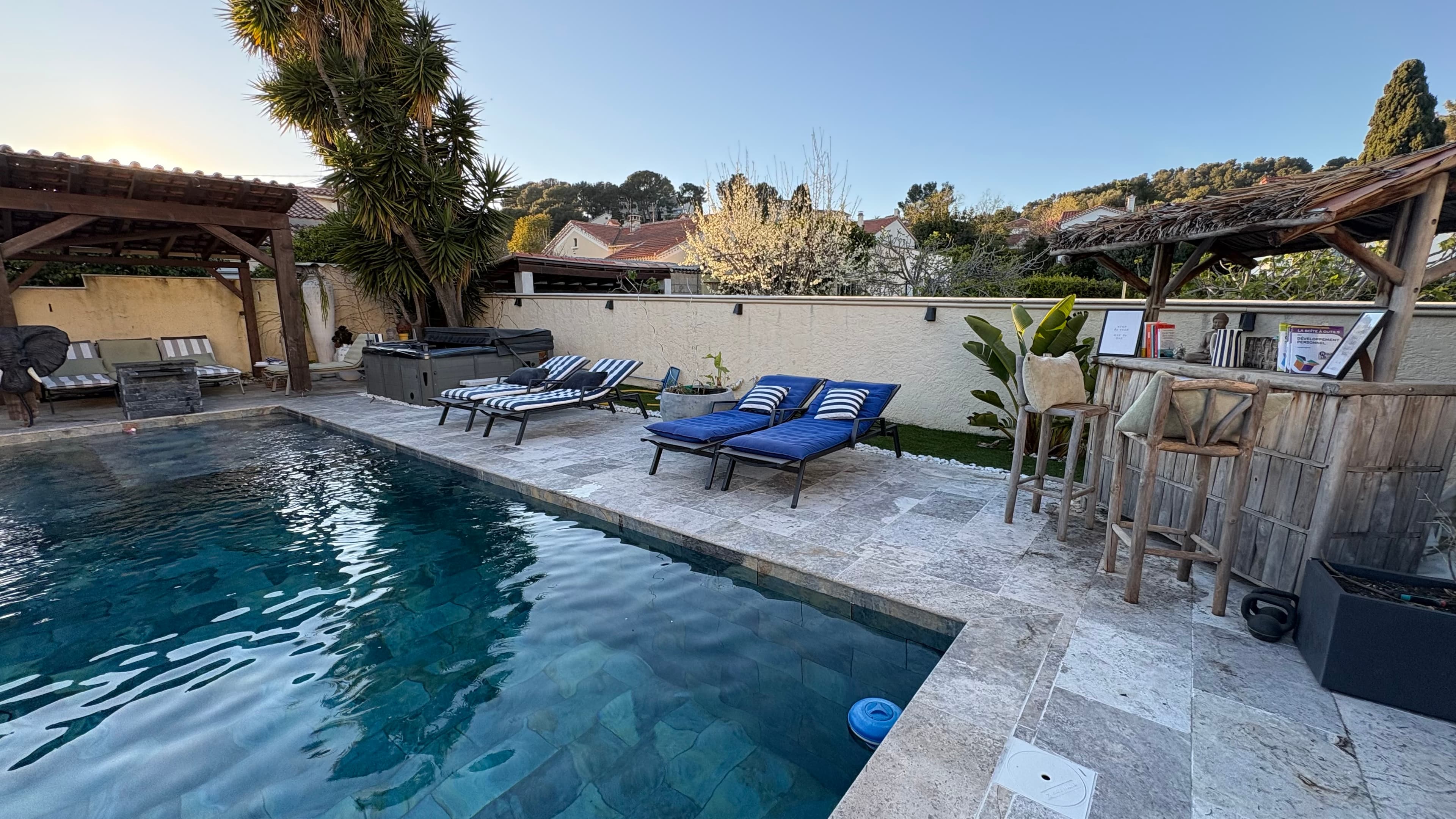 Espace piscine et détente avec transats